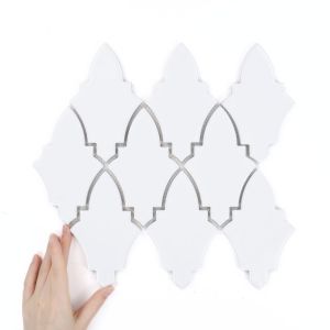 Țiglă Arabesque Shield Albă Lucioasă
