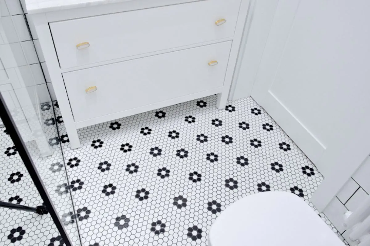 Montarea plăcilor hexagonale – un interior creativ și original cu ajutorul mozaicului!
