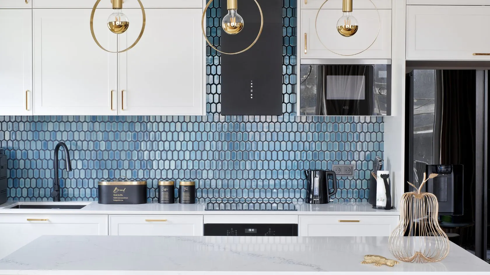 De La Podea La Perete: Aranjamente Pentru Bucătării Cu Plăci Raw Decor!