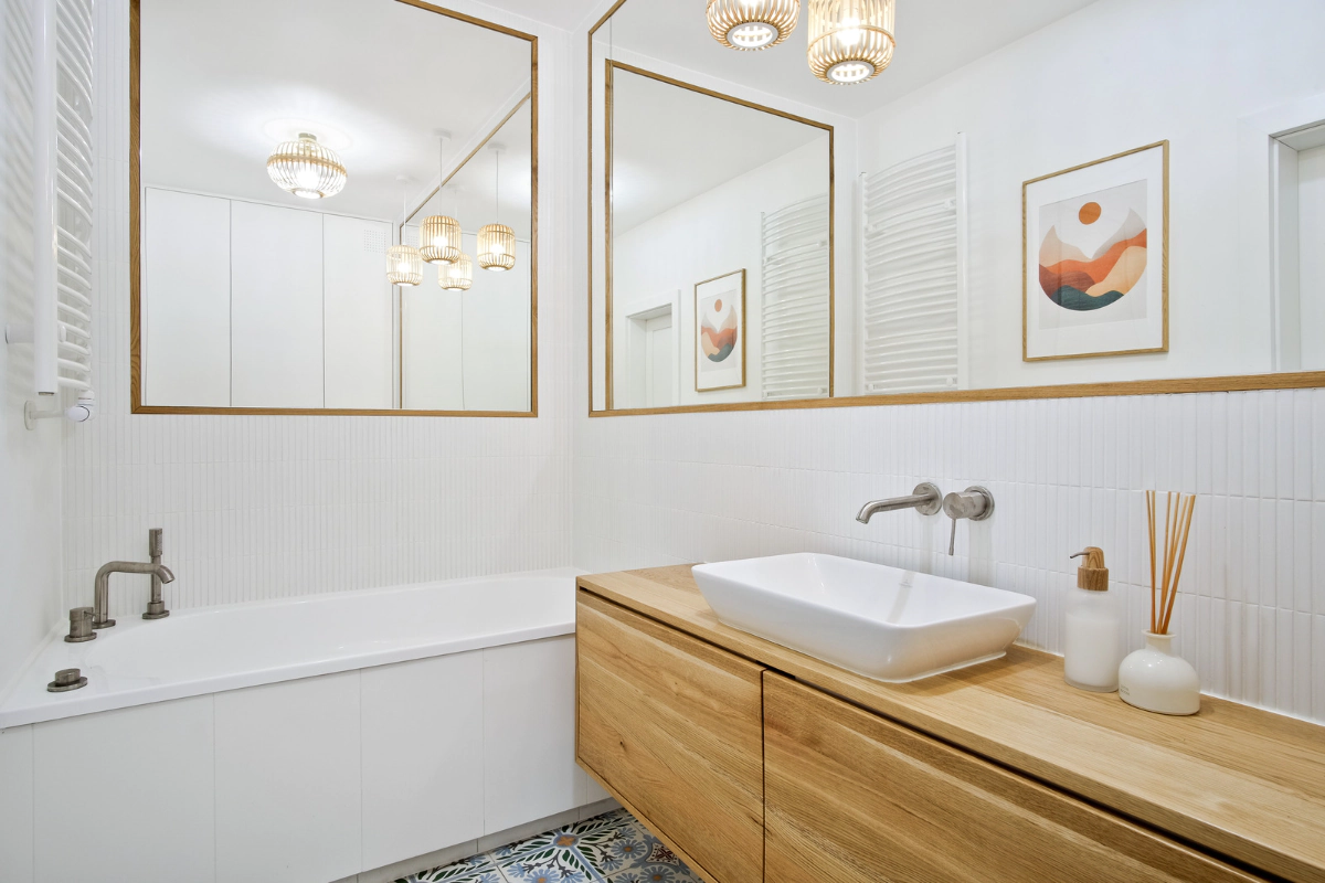 Baie fără fereastră – cum să amenajezi un spațiu luminos și funcțional? - Rawdecor.ro